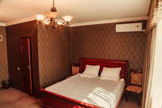 Отель Sultan Бишкек Двухместный номер Делюкс с 1 кроватью или 2 отдельными кроватями-1